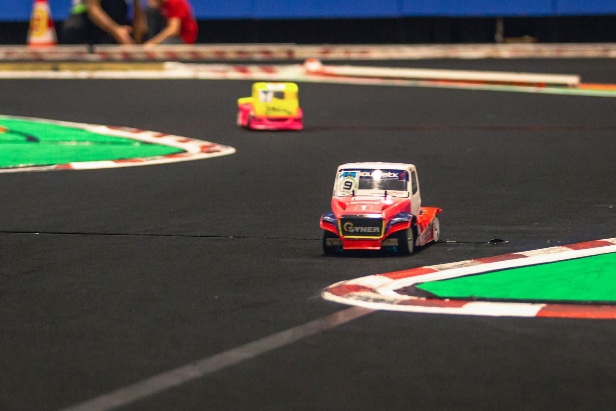 Witajcie w modelarstwie RC, czyli przewodnik po klasach Kadet i TRUCK